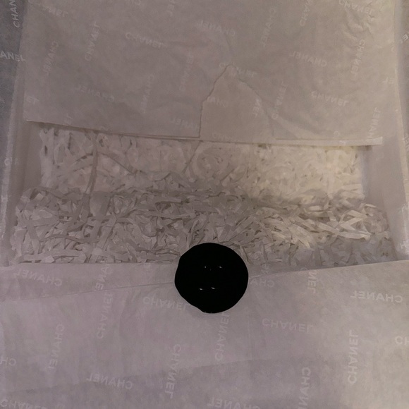 Chanel gift box with stuffing - Picture 2 of 2